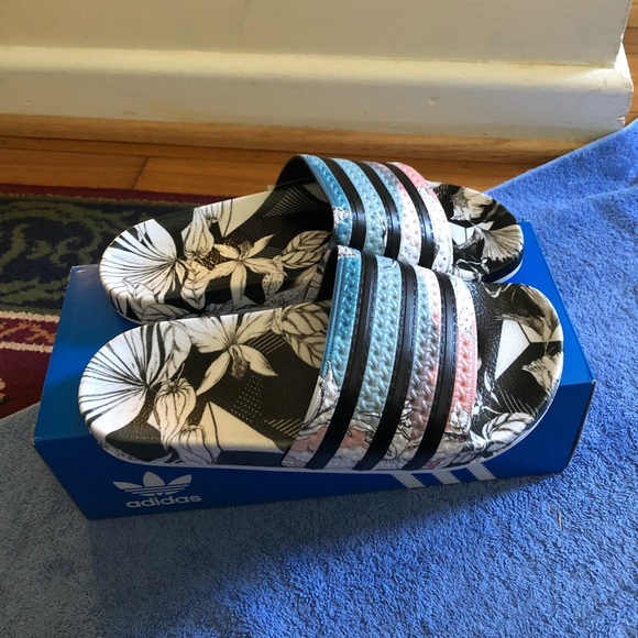le adidas adilette diapositive donne poshmark le adidas adilette diapositive donne poshmark
